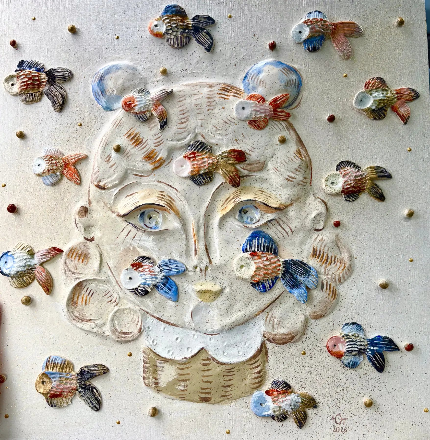 Работа Юлии Третьяковой. Планшет, глина. 40 × 40 см. Доступна к приобретению.